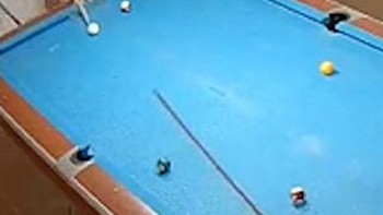 Chàng trai khiến đối thủ ngơ ngác khi đánh bida không cần nhìn