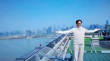 Thành Long đi trực thăng riêng, chi hơn 138 tỉ tậu nhà sang
