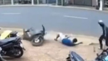 Chàng trai chạy xe máy vồ ếch giữa đường khi vào số ẩu