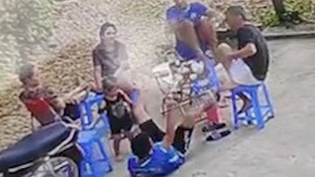 Bố ngã ngửa xuống sân vì con gái lấy ghế lúc nào không hay
