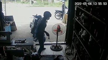 Tên trộm xe máy hú hồn vứt lại chìa khoá cho gia chủ rồi bỏ chạy