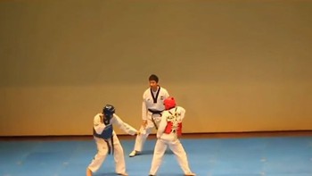 Trọng tài muốn xỉu với độ tấu hài lầy lội của 2 võ sĩ