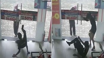 Nam nhân viên vồ ếch khi hớt hải chạy ra mở cửa cho khách