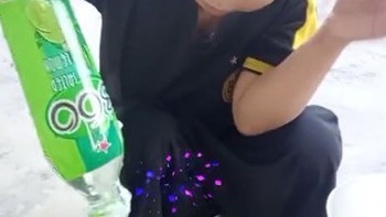 Bố cười xỉu trước màn ảo thuật dùng giấy bịt chai nước của con trai