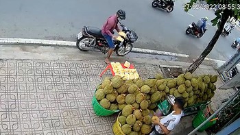 Chàng trai ngơ ngác khi bị thanh niên đi xe máy cướp sầu riêng