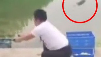 Thanh niên vừa quăng cần đã dính cá