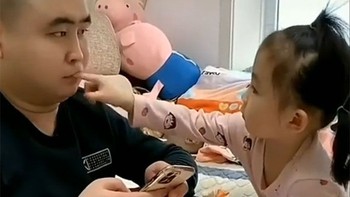 Bé gái giận dỗi vì bị bố ăn xúc xích