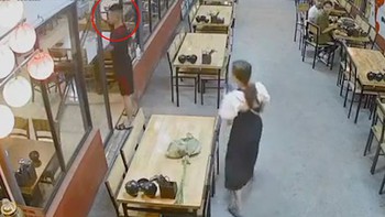 Cô gái hú hồn với chàng trai đập mặt vào cửa kính cường lực