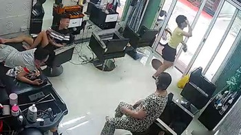 Cô gái ngượng đỏ mặt khi đập đầu vào cửa kính cường lực