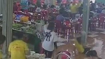 Nam nhân viên 'vồ ếch' khi hớt hải mang đồ cho khách