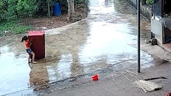 Bé gái tất tả dọn đồ chạy trời mưa