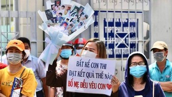 Ảnh vui 12/6: Người mẹ cầm bó hoa dán hình idol cổ vũ con đi thi