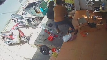 Thợ sửa xe khổ sở đánh vật với chiếc xe máy