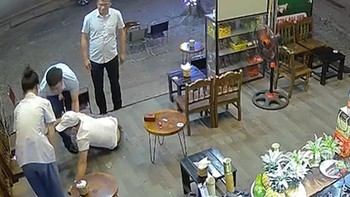 Nữ nhân viên hoảng hồn với khách say thuốc lào nằm vật dưới nền nhà