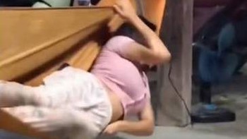 Cô gái ngã sấp mặt khi nằm võng