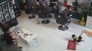 Bố hú hồn khi con trai cụng đầu vào cửa kính cường lực