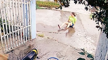 Cô gái ngã giập mông khi nhổ bụi cỏ
