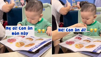Bé trai chọn món trong menu và được mẹ cho ăn không khí