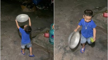 Bé trai cười khoái chí vì cứ giơ chậu là 'xin được khế'