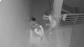 Chồng hú hồn vì giữa đêm bị vợ dọa ma