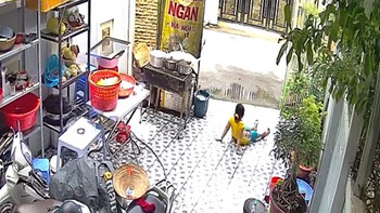 Chồng cười khoái chí lấy điện thoại ra chụp khi vợ ngã giập mông