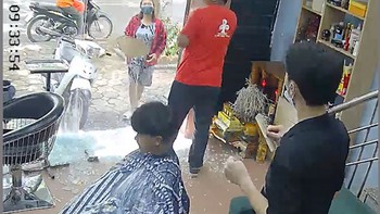 Nhân viên và khách đứng hình khi cửa kính cường lực bị vỡ