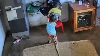 Bé gái nhanh trí lấy ghế giúp anh thoát cú ngã đau