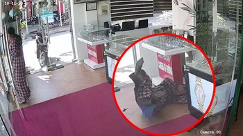 Người phụ nữ ngã chổng vó khi đập đầu vào kính cường lực