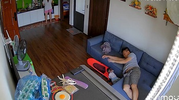 Bố trẻ hú hồn khi nằm trông con