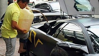 Muôn kiểu đổ xăng của người Việt (P2)