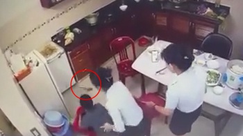Ba cô gái phối hợp nhau bắt chuột trong bếp