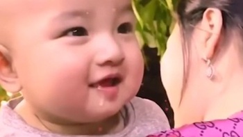Bé trai cười nắc nẻ khi thấy người đẹp