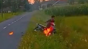 Cháy xe máy, thanh niên lao xuống ruộng để dập lửa