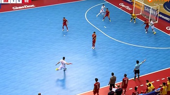 Cầu thủ Iran được HLV cho vào sân chỉ để đá phạt rồi thay ra ngoài