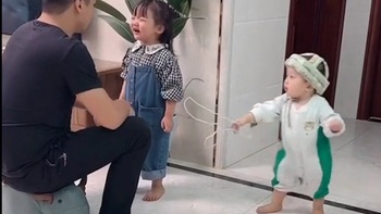 'Hảo em trai' thấy chị bị mắng còn mang roi dúi vào tay bố