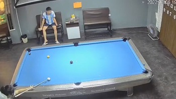 Cô gái đánh một cơ hạ 3 viên bi xuống lỗ