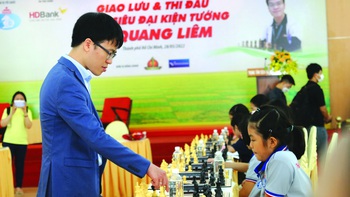 Gian nan đi khắp bàn cờ