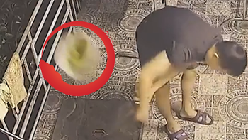 Chồng đứng trên gác vẩy rau, trượt tay quăng luôn rổ xuống đường