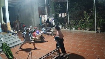 Chồng múa võ trêu ghẹo vợ