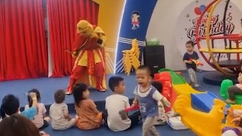 Bé trai khóc thét khi cầm rìu nhựa lên đánh Tôn Ngộ Không