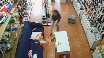 Mẹ phi như tên lửa, cứu con nhỏ thoát nguy hiểm trong một nốt nhạc
