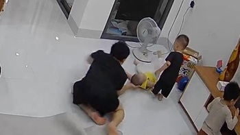 Bố phản xạ xuất thần cứu con trai thoát cú ngã đau