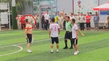 Cầu thủ ôm hận vì cởi áo ăn mừng bị trọng tài rút thẻ đỏ
