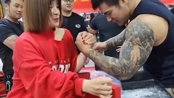 Cô gái vật tay thắng liên tiếp 3 thanh niên cao to