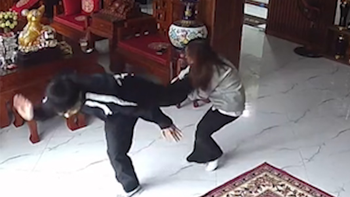 Cặp đôi đùa giỡn khiến ai xem cũng bật cười vì quá đáng yêu