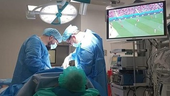 Bệnh nhân đòi xem World Cup dù đang được phẫu thuật
