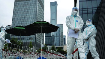 COVID, vaccine và 3 chiếc bẫy
