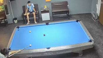 Cô gái đánh bida một cơ đưa ba viên bi xuống lỗ cùng lúc