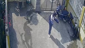 Nữ sinh yêu đời, đi học về nhảy múa với bóng mình