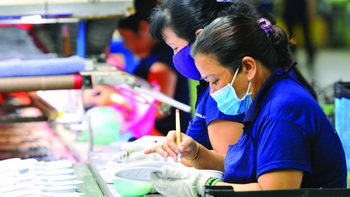 Bức tranh 2023:  Nhiều khó khăn bủa vây người lao động
